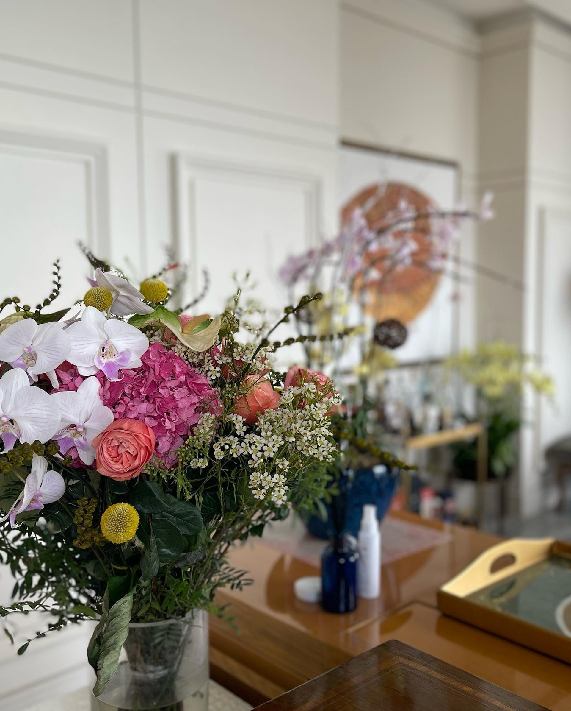 顧紀筠分享好友贈送鮮花作生日禮物的照片，意外曝光了位於半山區的新豪宅內景！