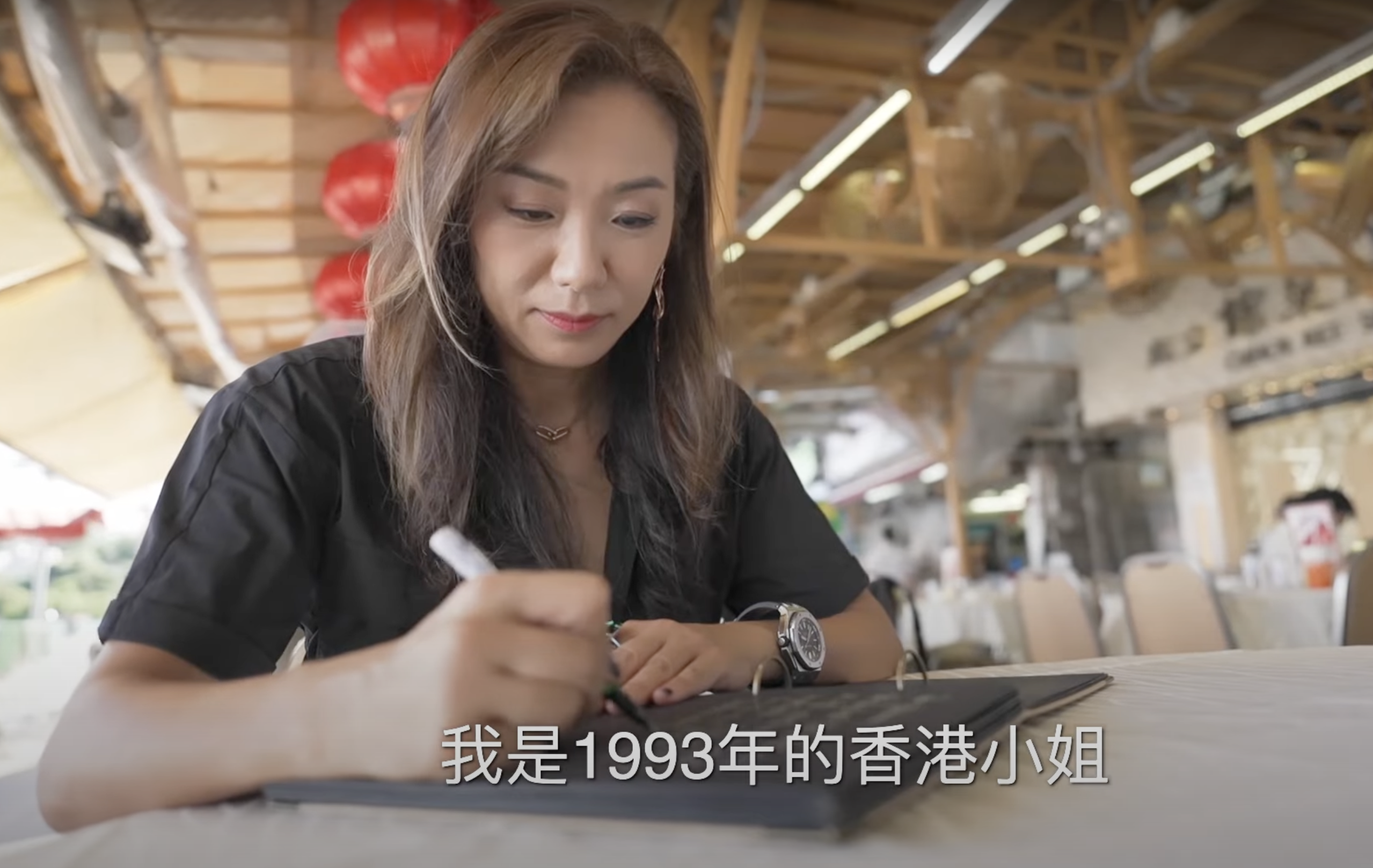 保養得宜臉上幾乎看不出歲月痕跡