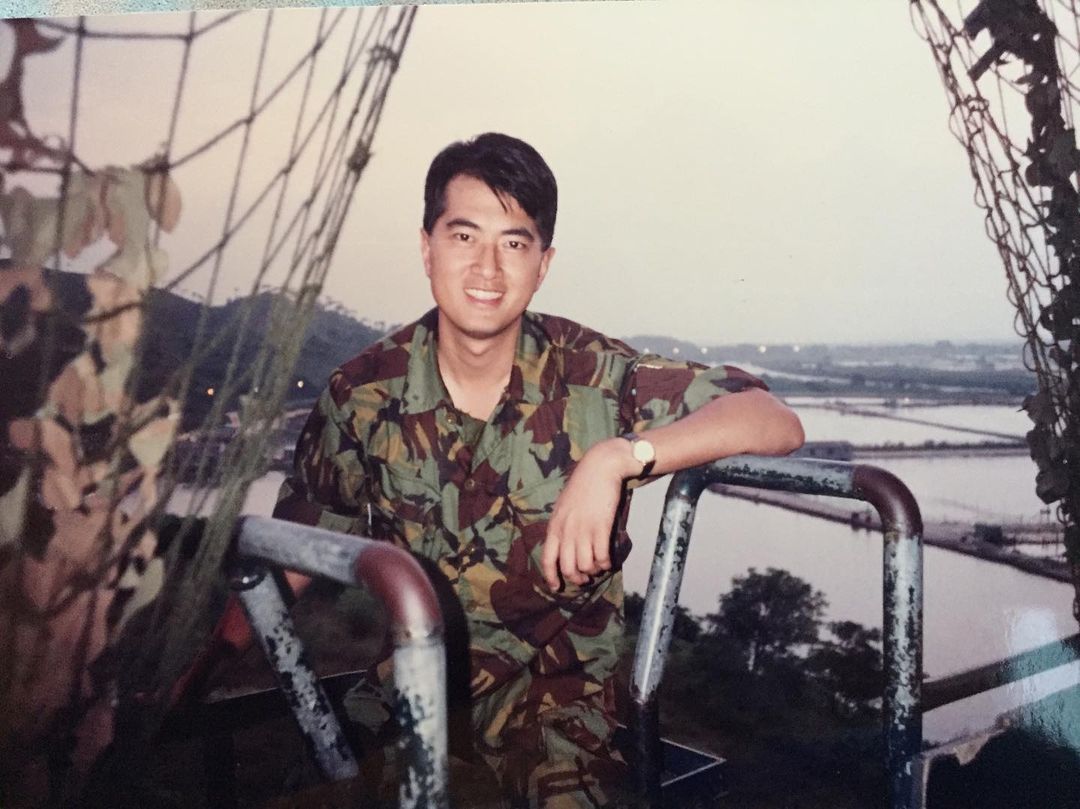 曾被派送到英國桑德赫斯特皇家軍事學院受訓