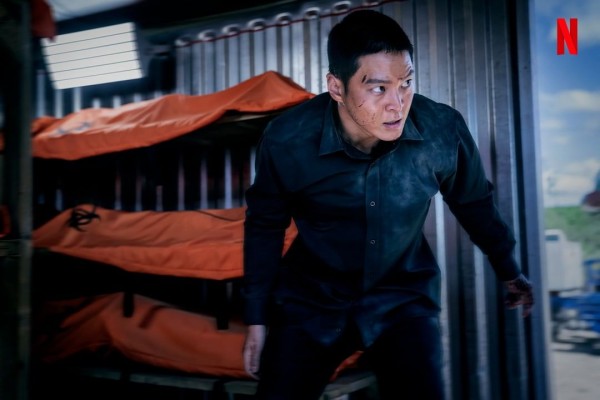 致命的疫情重創美國與北韓,兩個月後,卡特(周元 飾)甦醒,但卻完全失去記憶,腦中被植入神秘裝置,嘴裡有殺命炸彈。