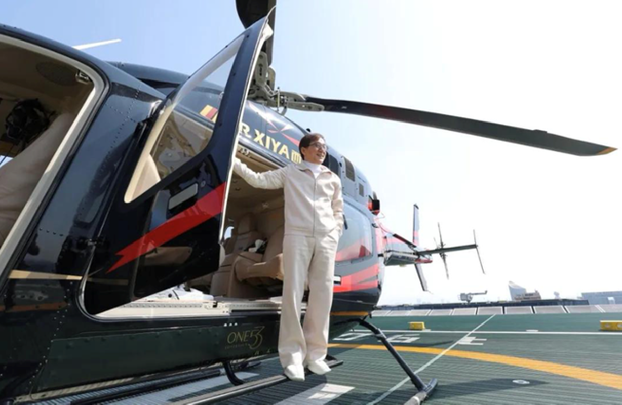 成龍在今年5月時坐直升機到杭州某豪華樓盤。