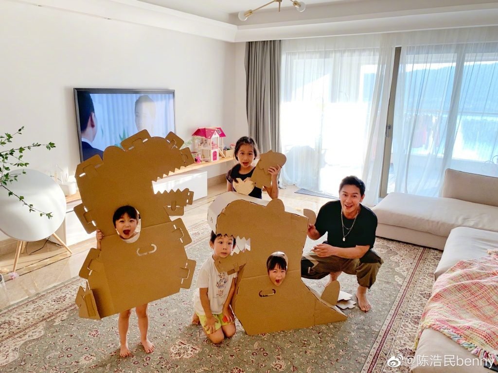 陳浩民自從有了仔女後，凡事以仔女為先，為了讓仔女有更好的生活，由港島東區搬去紅磡過千呎單位。