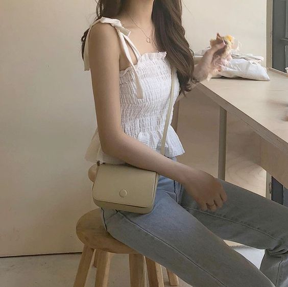 農曆七月鬼節穿搭禁忌五：減少穿露肩或暴露的衣服