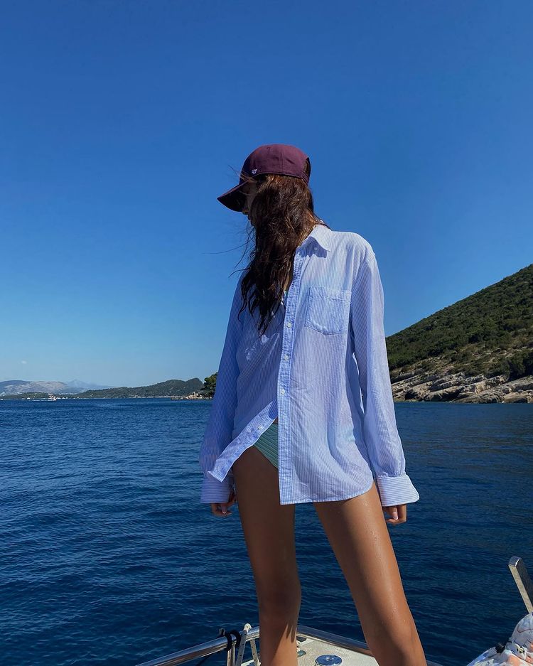 目前與媽咪在歐洲過暑假的Ella連日來Po出多張打卡美照