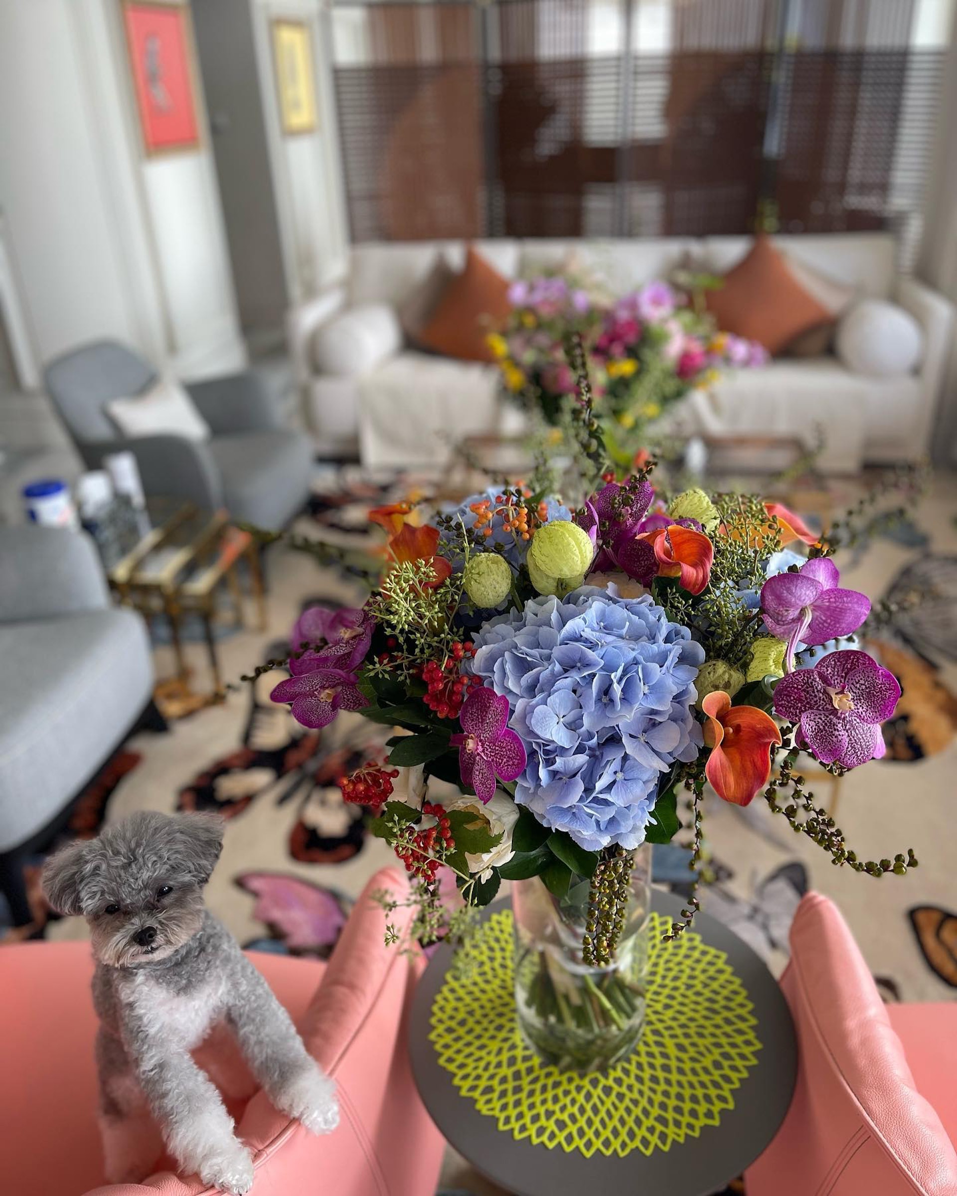 客廳的裝修風格偏向簡約。