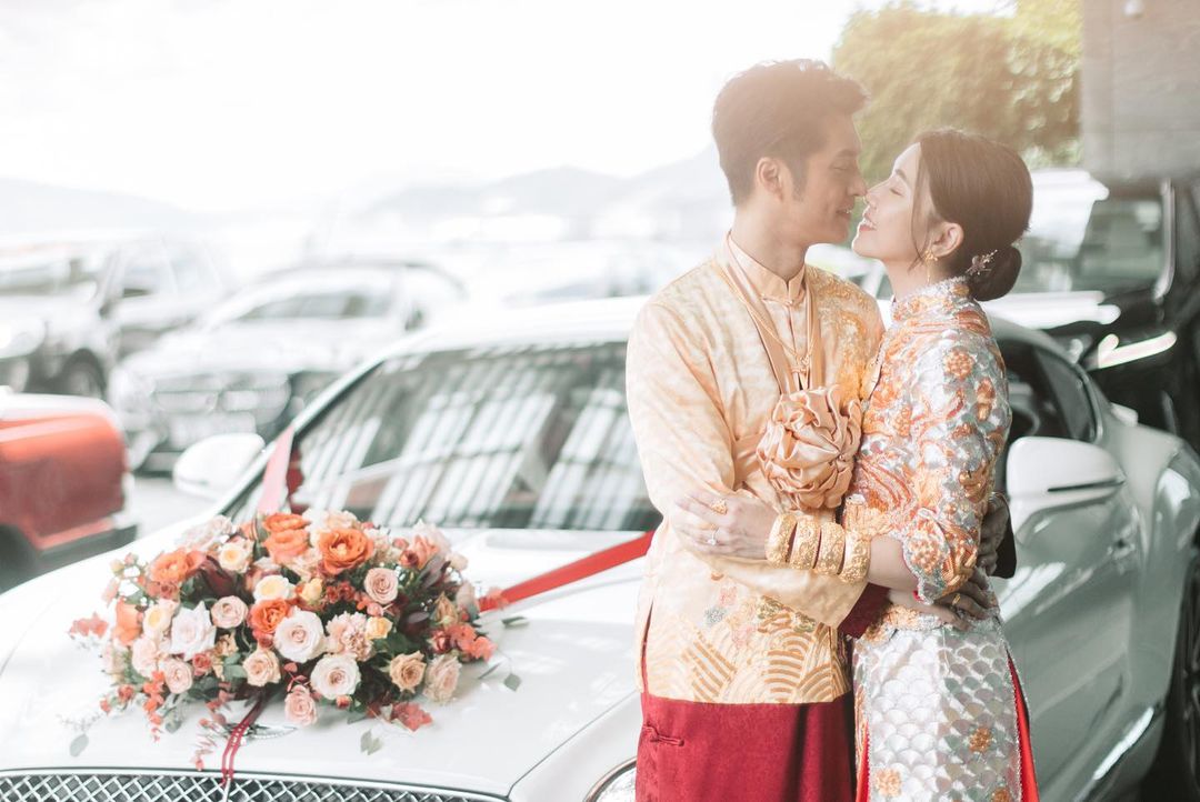 新娘戴大金豬牌巨型龍鳳鈪閃爆全場。