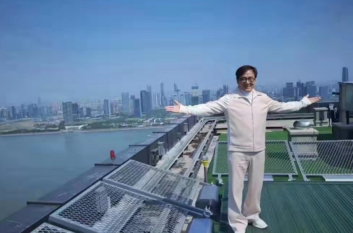 成龍坐直升機搬入新屋。