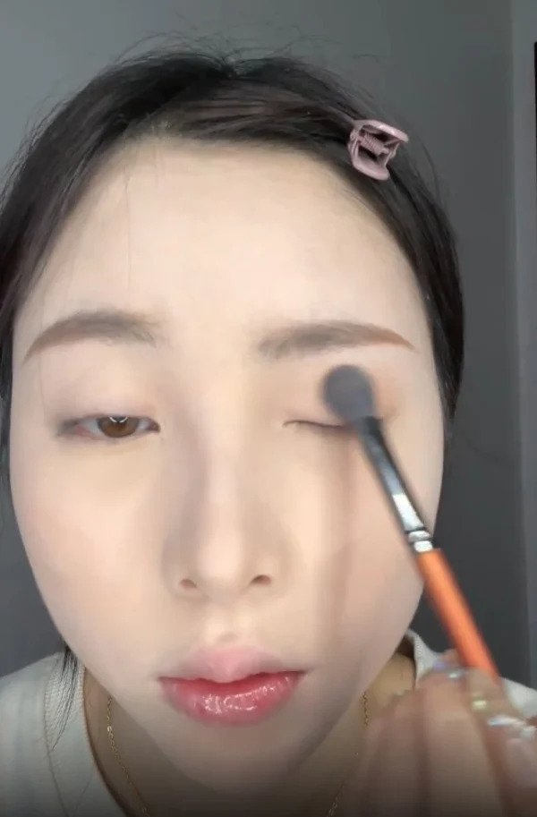 用大地色系眼影大面積塗抹在眼皮上。