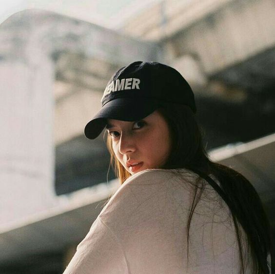 女人一旦失去經濟能力，每次花錢都要向另一半伸手要錢，日子久了不但要看人臉色，而且會逐漸變得無自信。