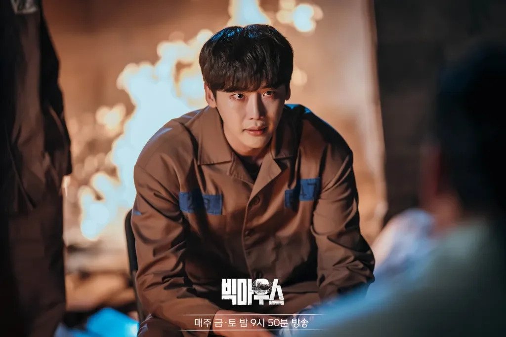 當朴昌浩(李鍾碩 飾)胃病痊癒要回監獄,就在車上被打安眠藥送到精神病院。