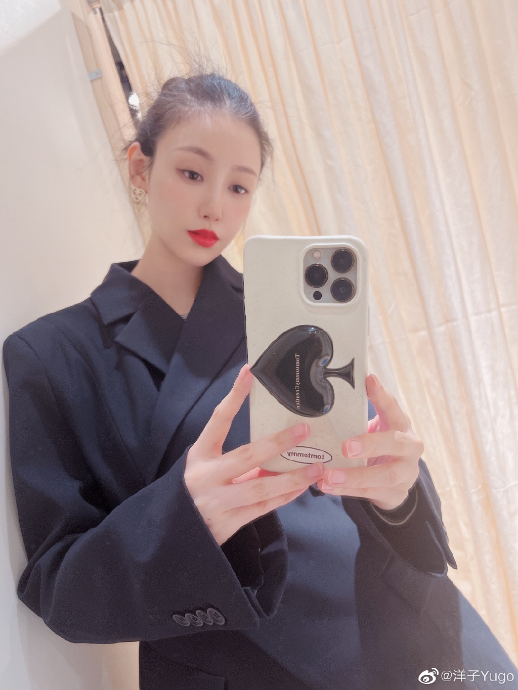 石洋子更經常買名牌，不時在社交平台大晒名錶、名牌手袋等。