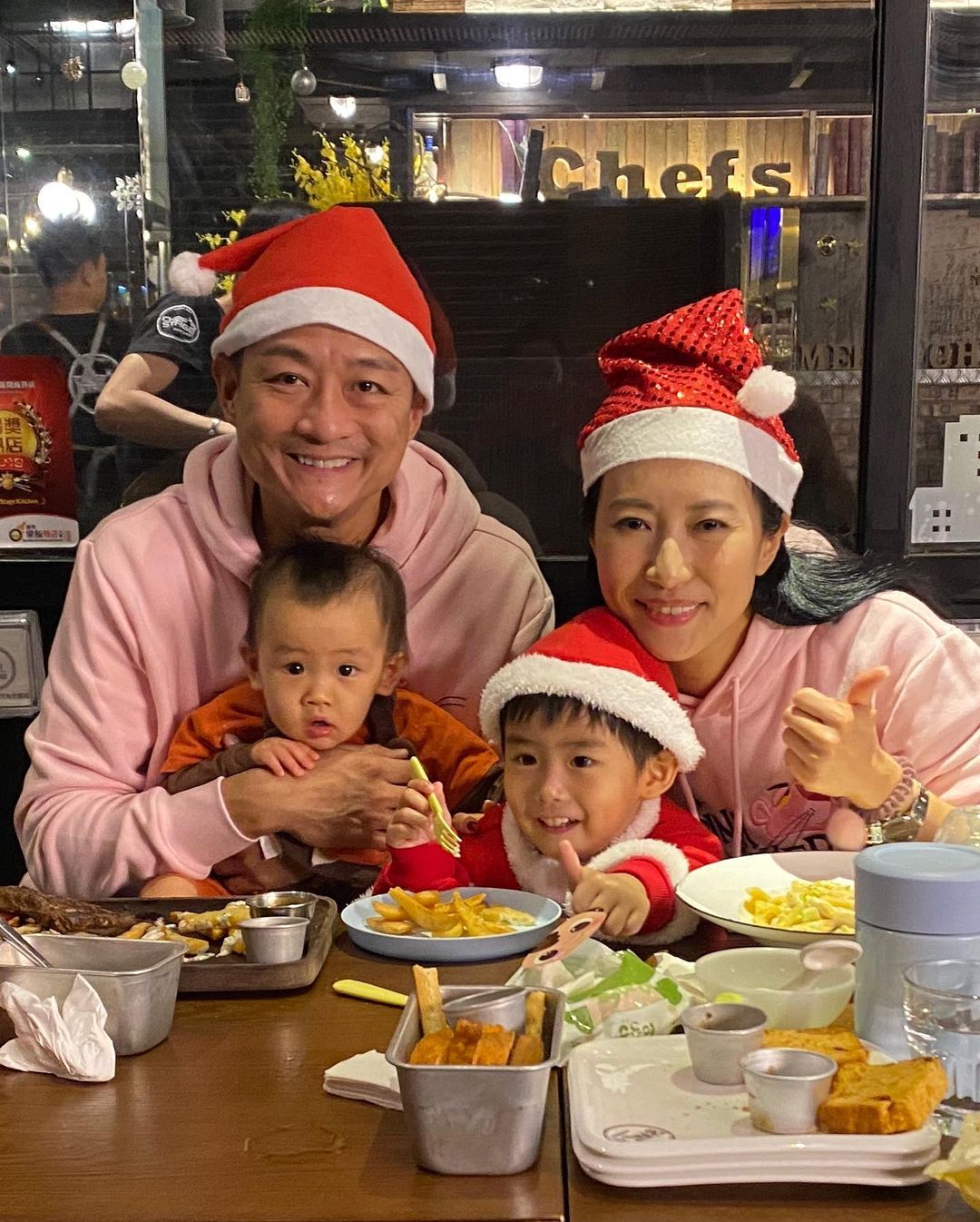 現在二人育有兩兒,可謂家庭美滿,事業有成。