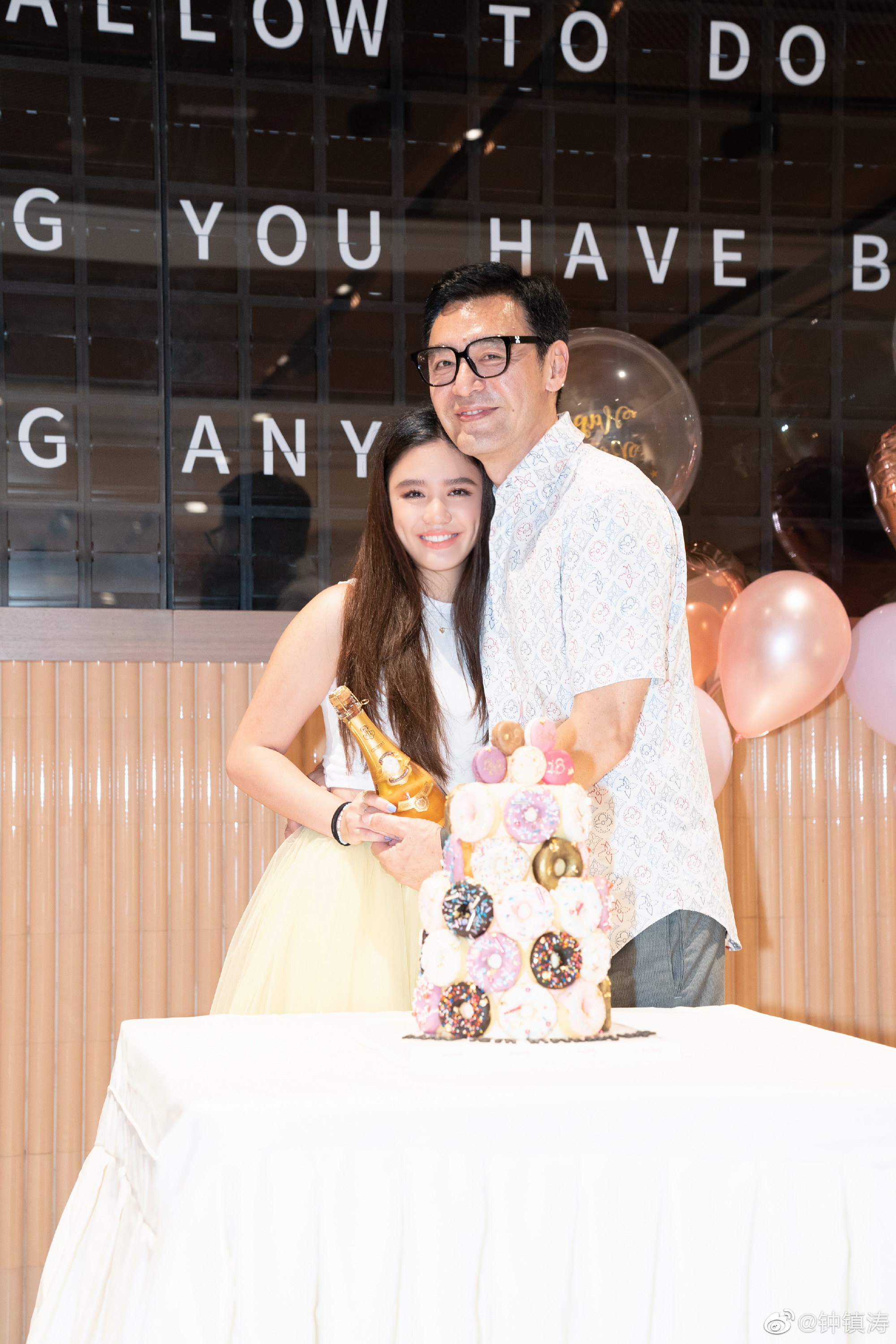 日前鍾鎮濤在微博曬出女兒的慶生照