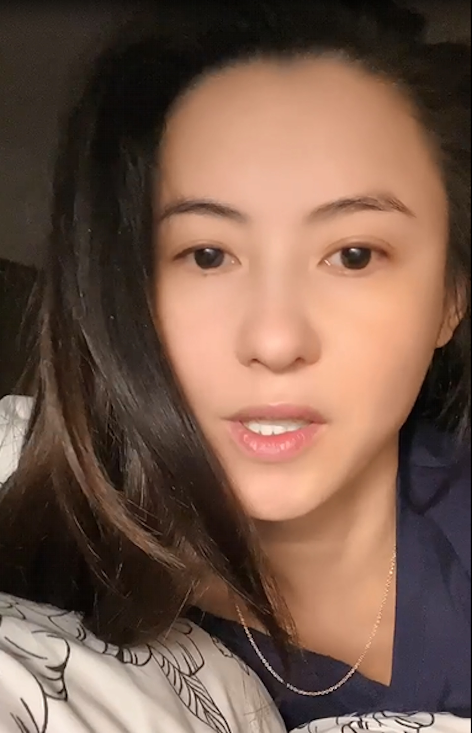 張柏芝拍片指自己天未光就要起身,因為要送囝囝返學。