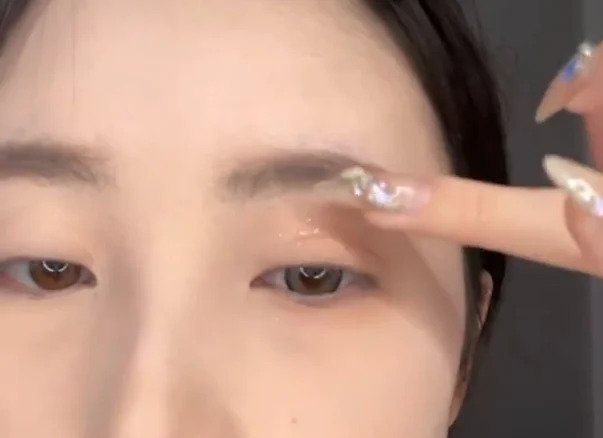 在眼皮上塗抹帶有Bling Bling光芒的亮片，有助視覺上放大雙眼。