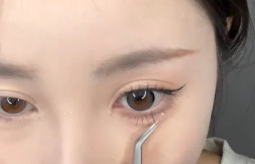 在下睫毛位置貼上幾根假下睫毛