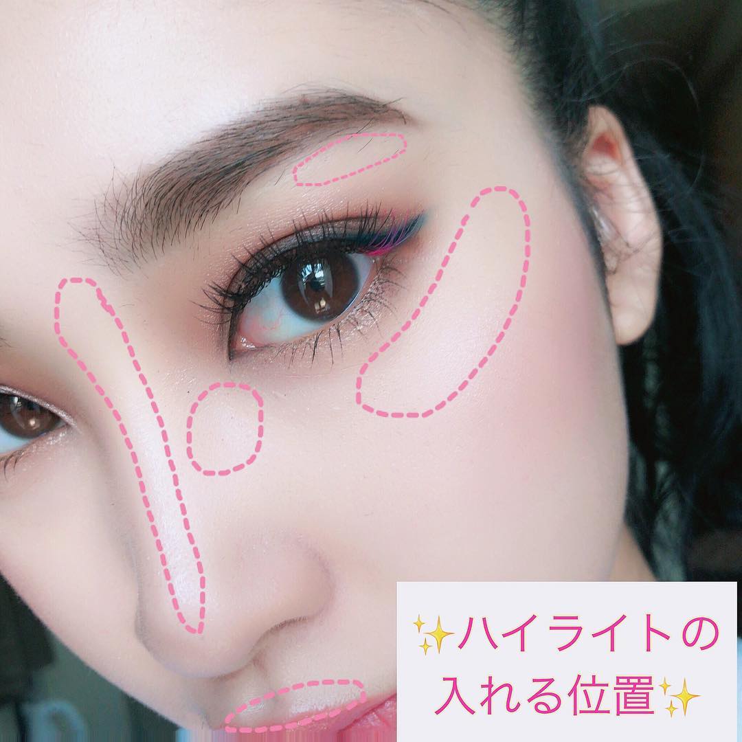 光影的正確位置除了鼻樑及顴骨上方之外,眉毛下方、眉骨最突出的位置,及人中都是不可以漏掉的光影位。