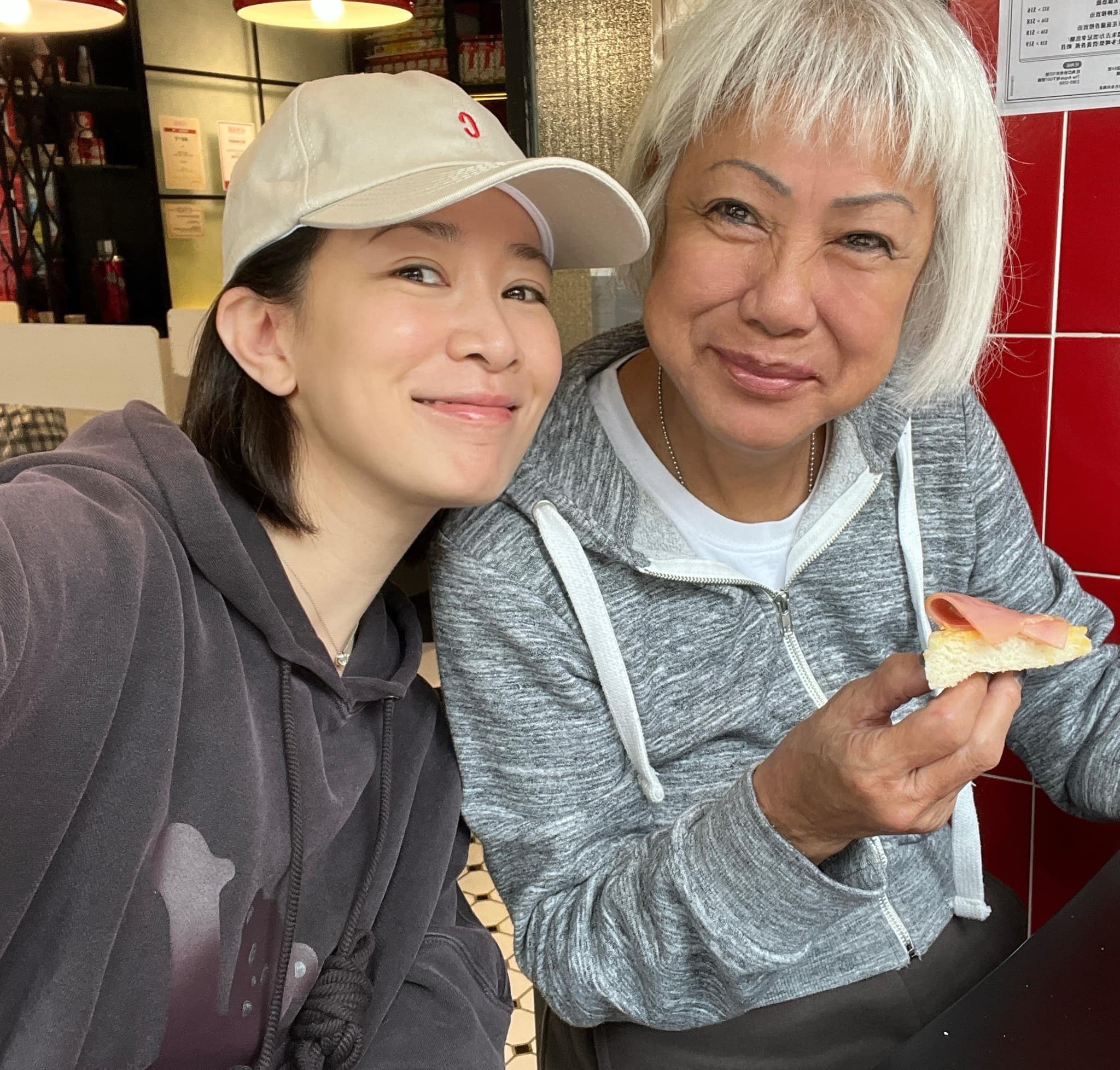 佘詩曼與媽媽感情非常好。