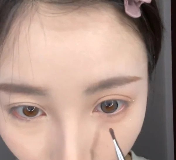 在畫卧蠶時記住低頭並往上看。