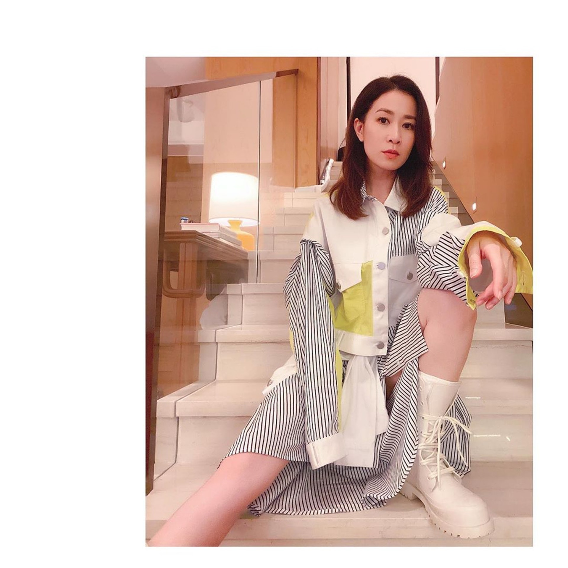 佘詩曼喜歡坐在樓梯打卡。