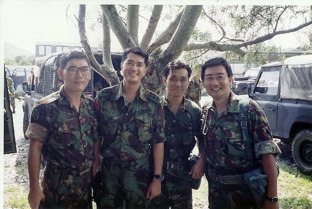 鄧梓峰入行前為皇家香港軍團（義勇軍）軍人