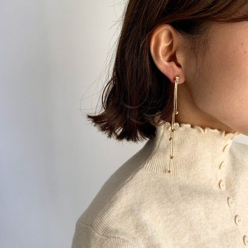 細長的耳墜可以拉長面部比例。