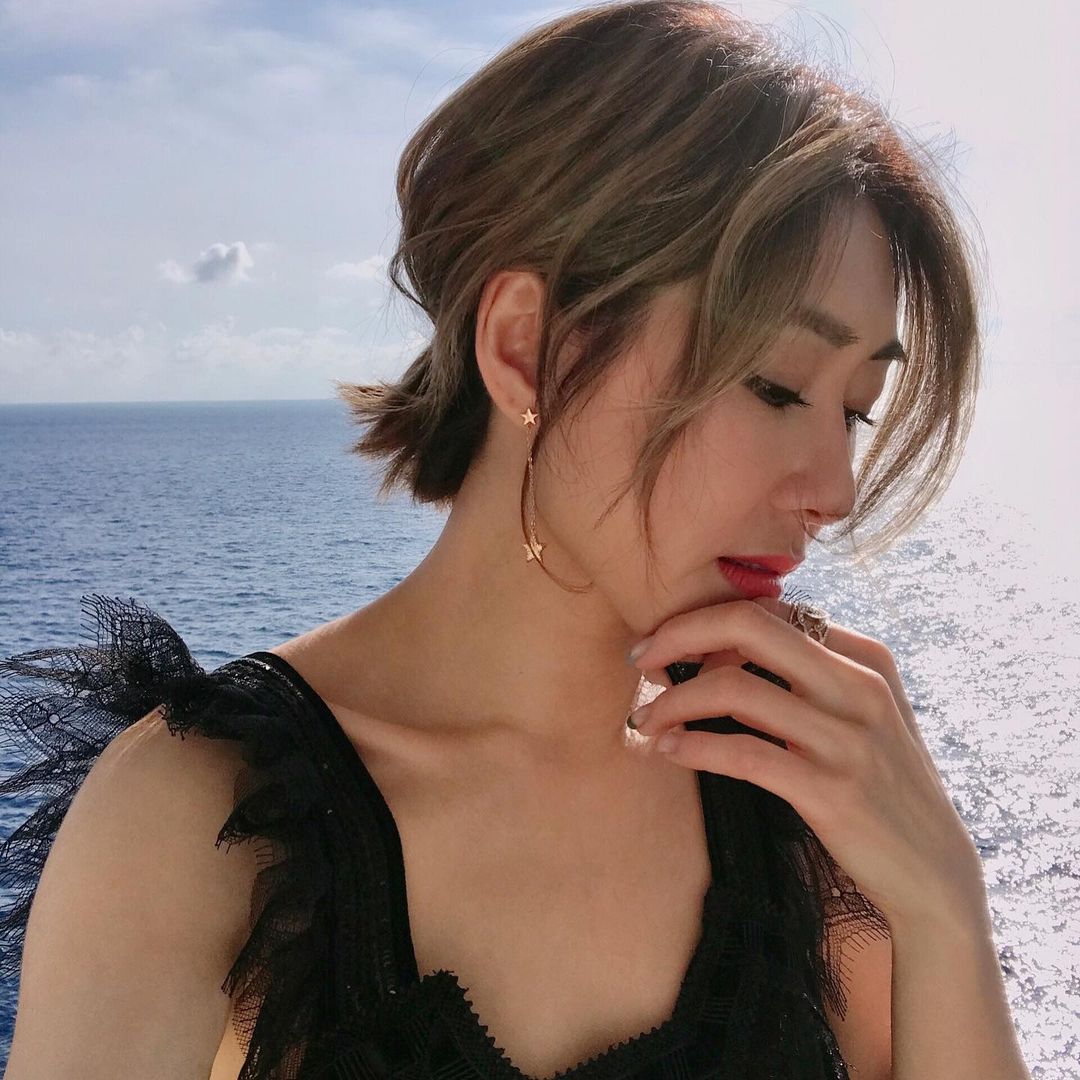 她在接受訪問時表示自己正在思考未來的演藝路程要如何走。