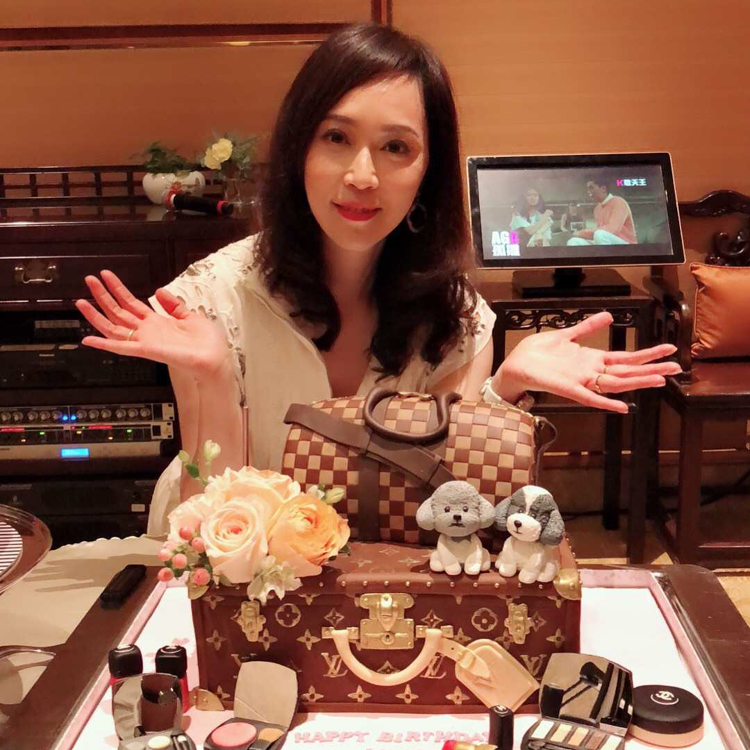 顧紀筠生日時獲送手袋蛋糕。