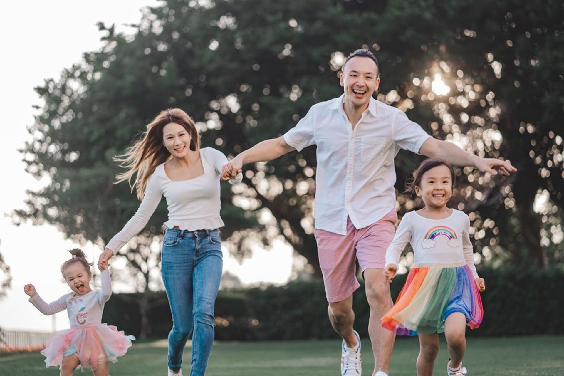 張嘉兒婚後育有兩個囡囡，現在一家四口非常幸福。