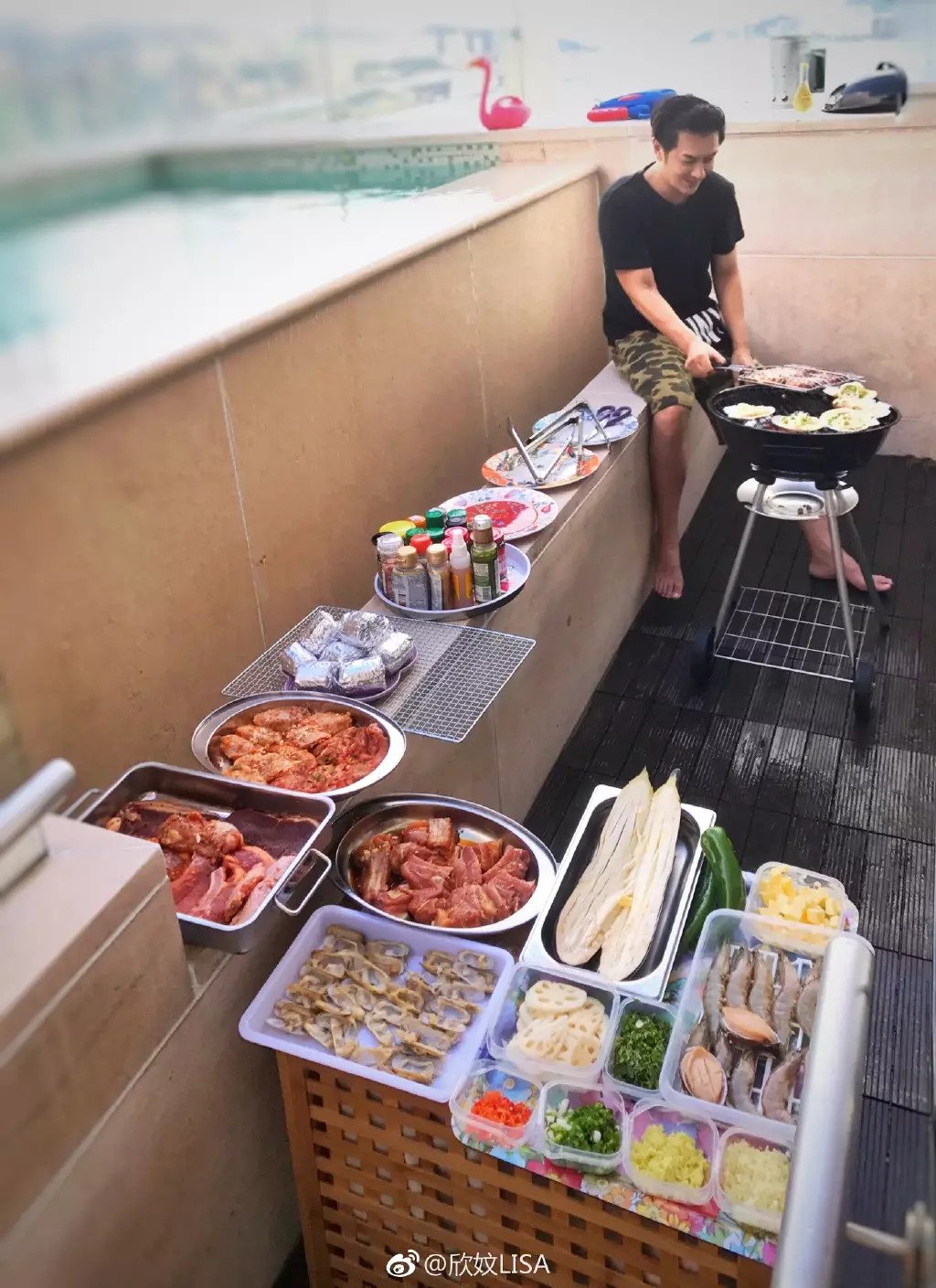 游完水便一起燒烤。