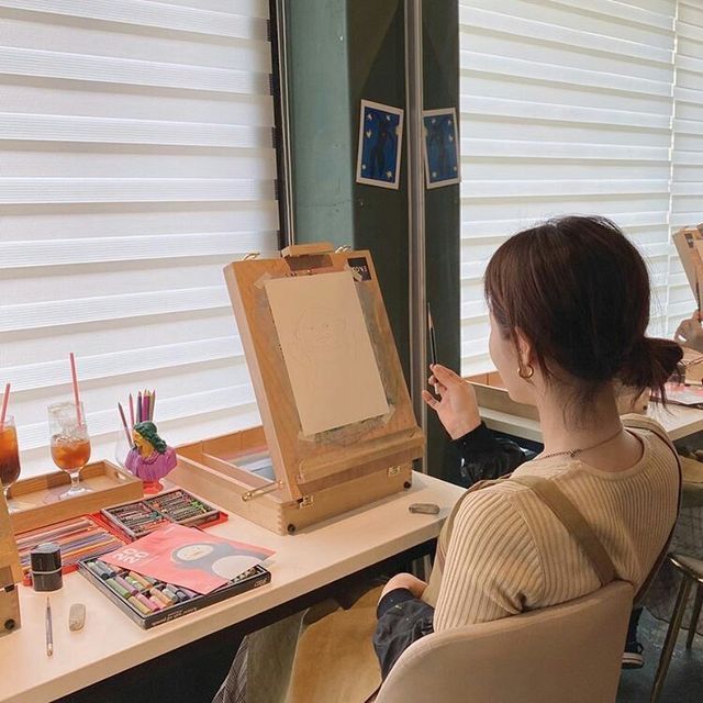 賺錢金錢的方式有,幫人畫插畫或者完成插畫後放在網上出售。