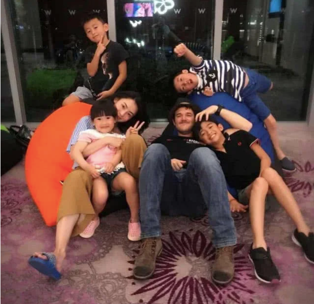 Leo曾經與張柏芝的兩個兒子合照,甚至在柏芝懷孕期間,都能見到男方的身影。
