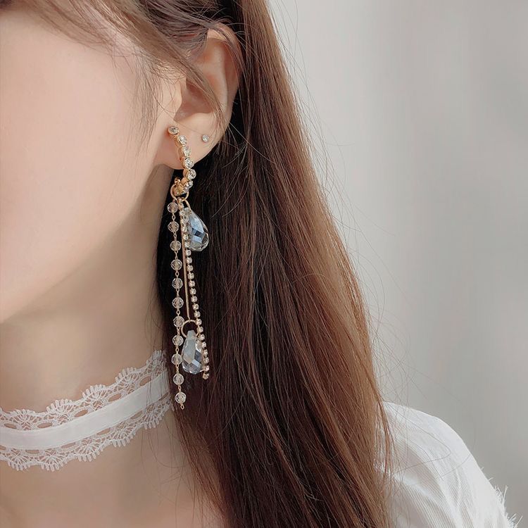 金屬為主的耳環，重線條會較為時尚，細線條會較為溫柔。