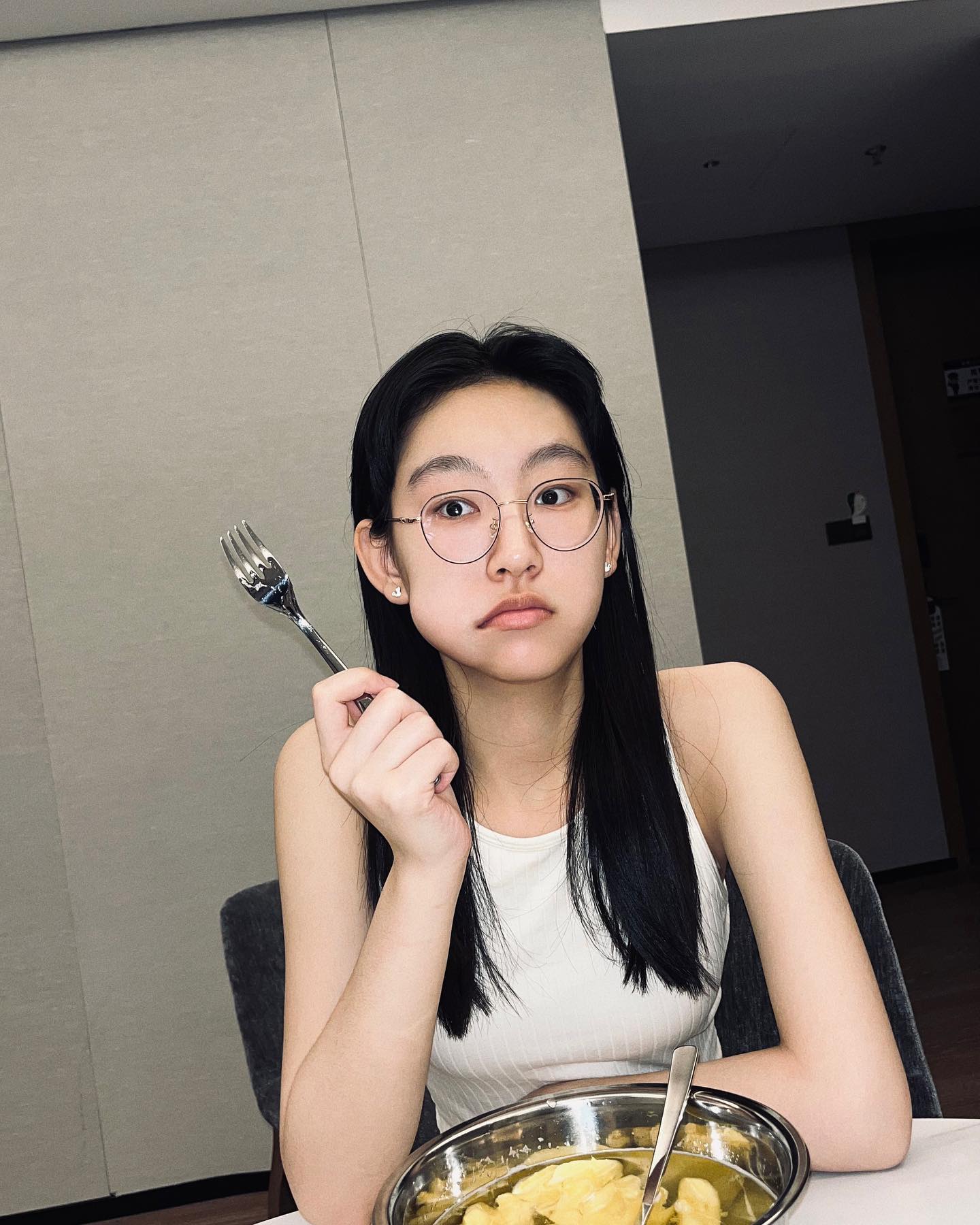 炎明熹過去曾因為對演出要求高而感到壓力與困擾。