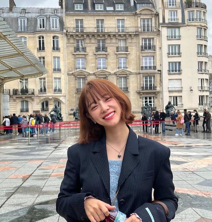 耳下長度的短髮搭配空氣感瀏海顯得清爽之餘又減齡。