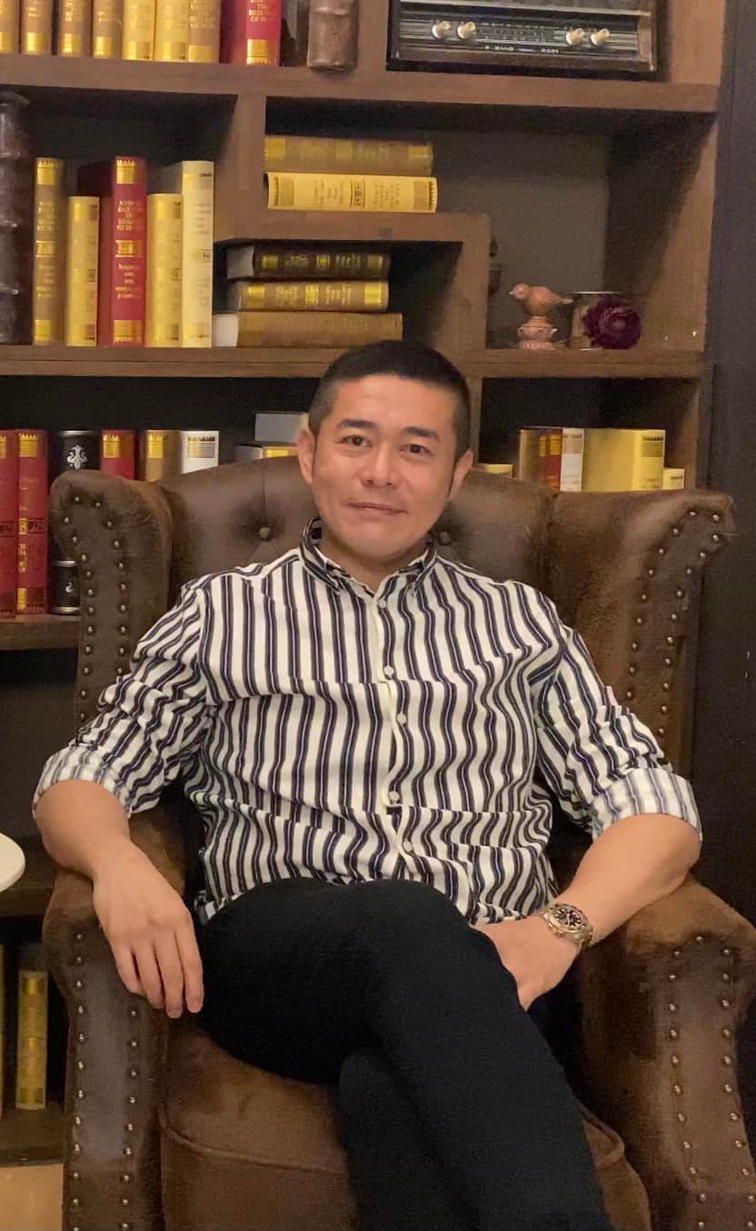 關世華與父親關山年青時外貌極相似