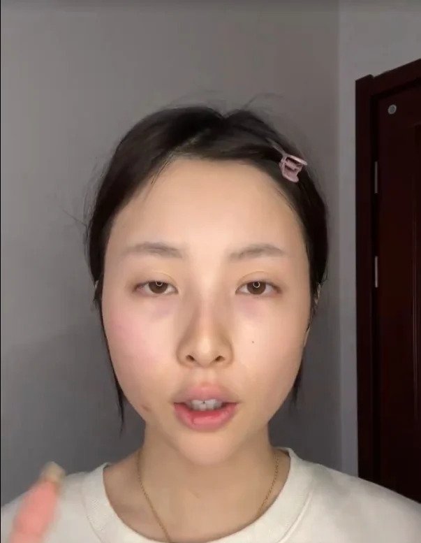 化妝前雙眼非常無神。