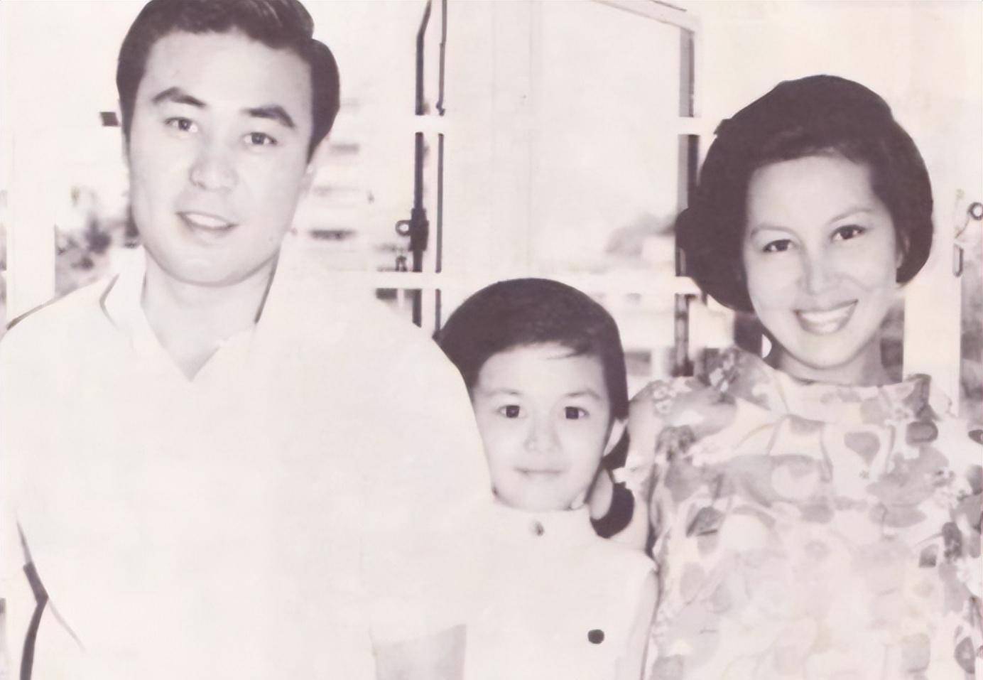 關之琳小時候與父親合照
