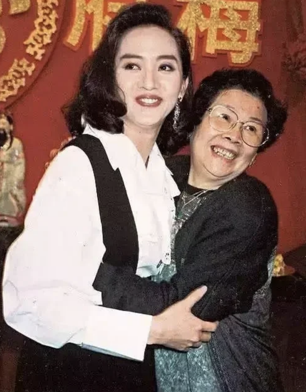 梅艷芳與梅媽梅覃美金早年合照！