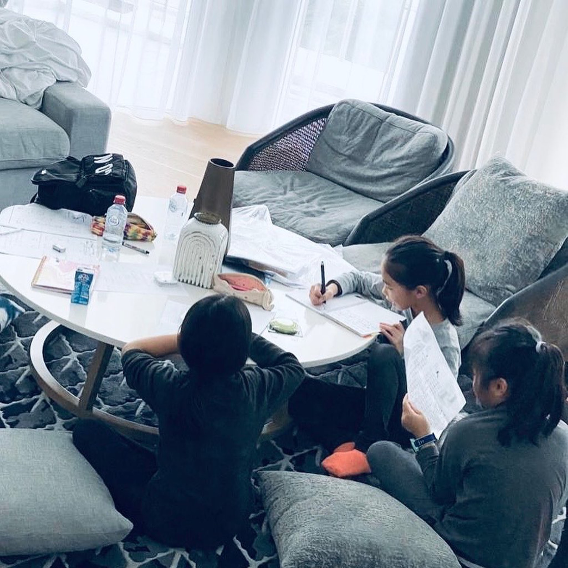 三位女兒一起做功課