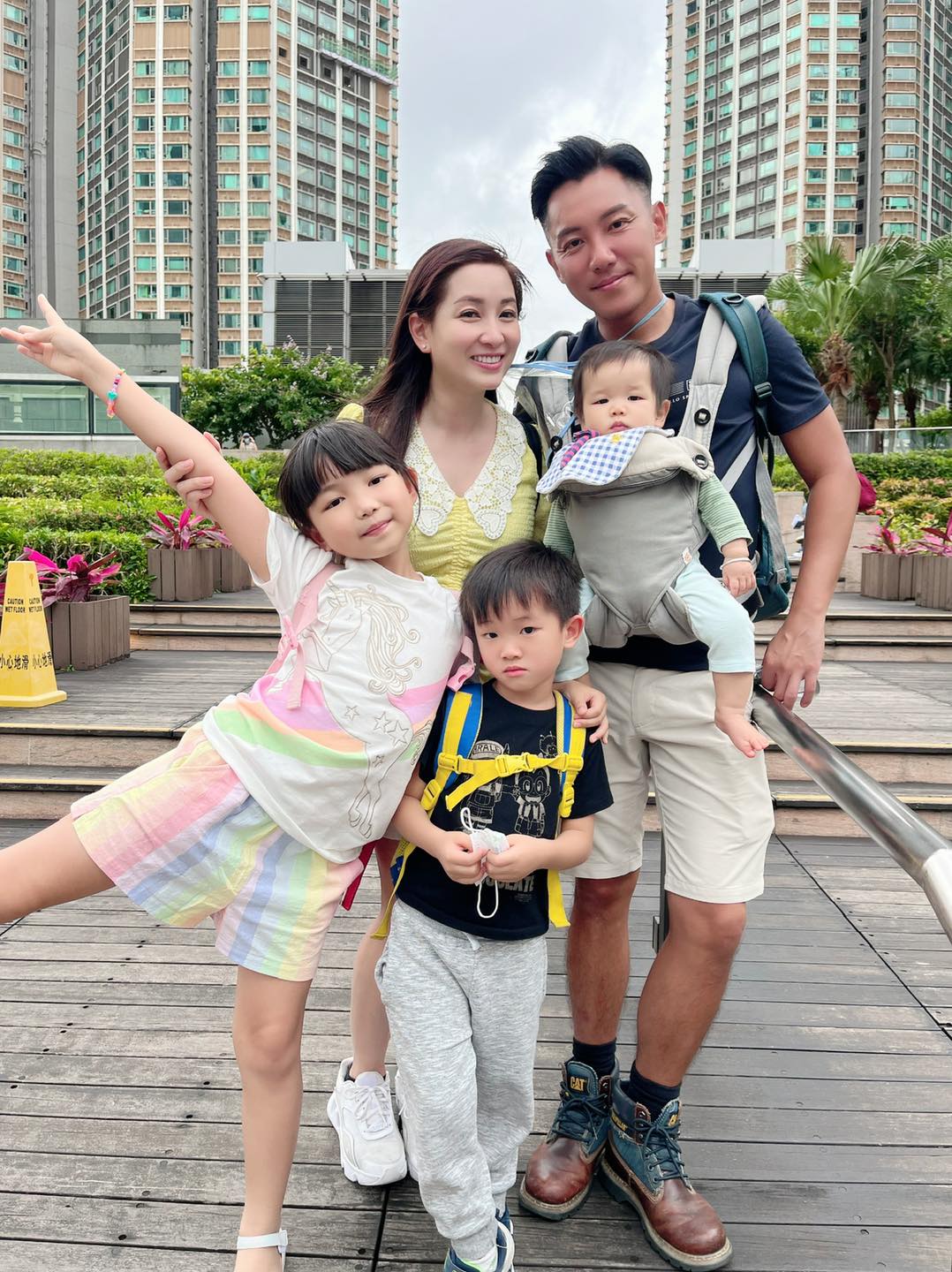 一家五口好幸福