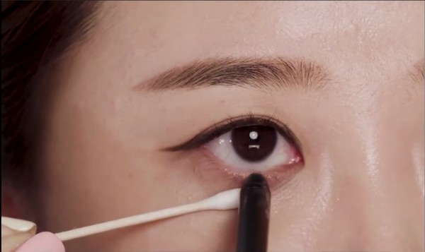 補妝誤區：直接用乾的棉花棒抹走溶掉的眼妝。