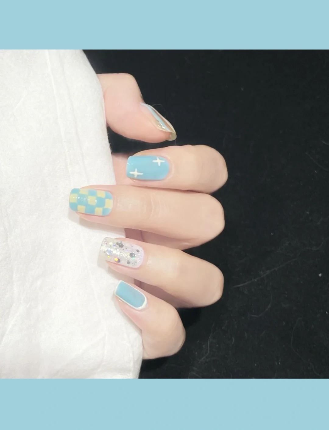 棋盤格元素是今年大熱的美甲款式。