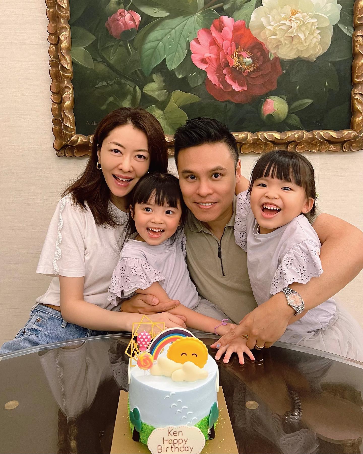 熊黛林現在一家四口非常幸福。