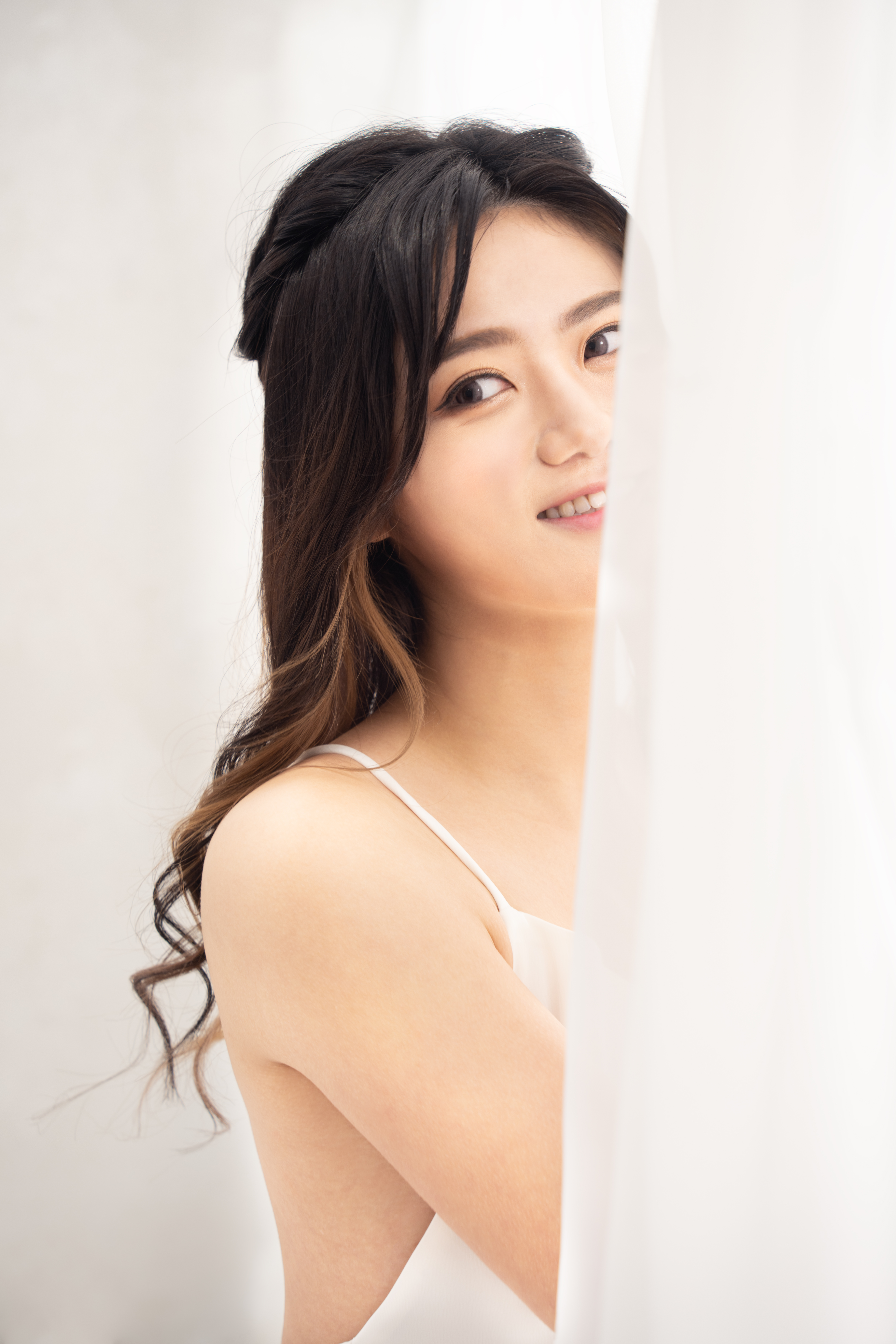 3妹郭嘉盈的肌膚白滑得如牛奶，惹人羨慕。