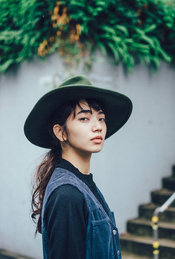 相反那些長得一副厭世臉的女生,在生活中或職場上難免會感到吃虧