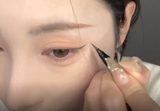 用眼線筆填充內眼線。