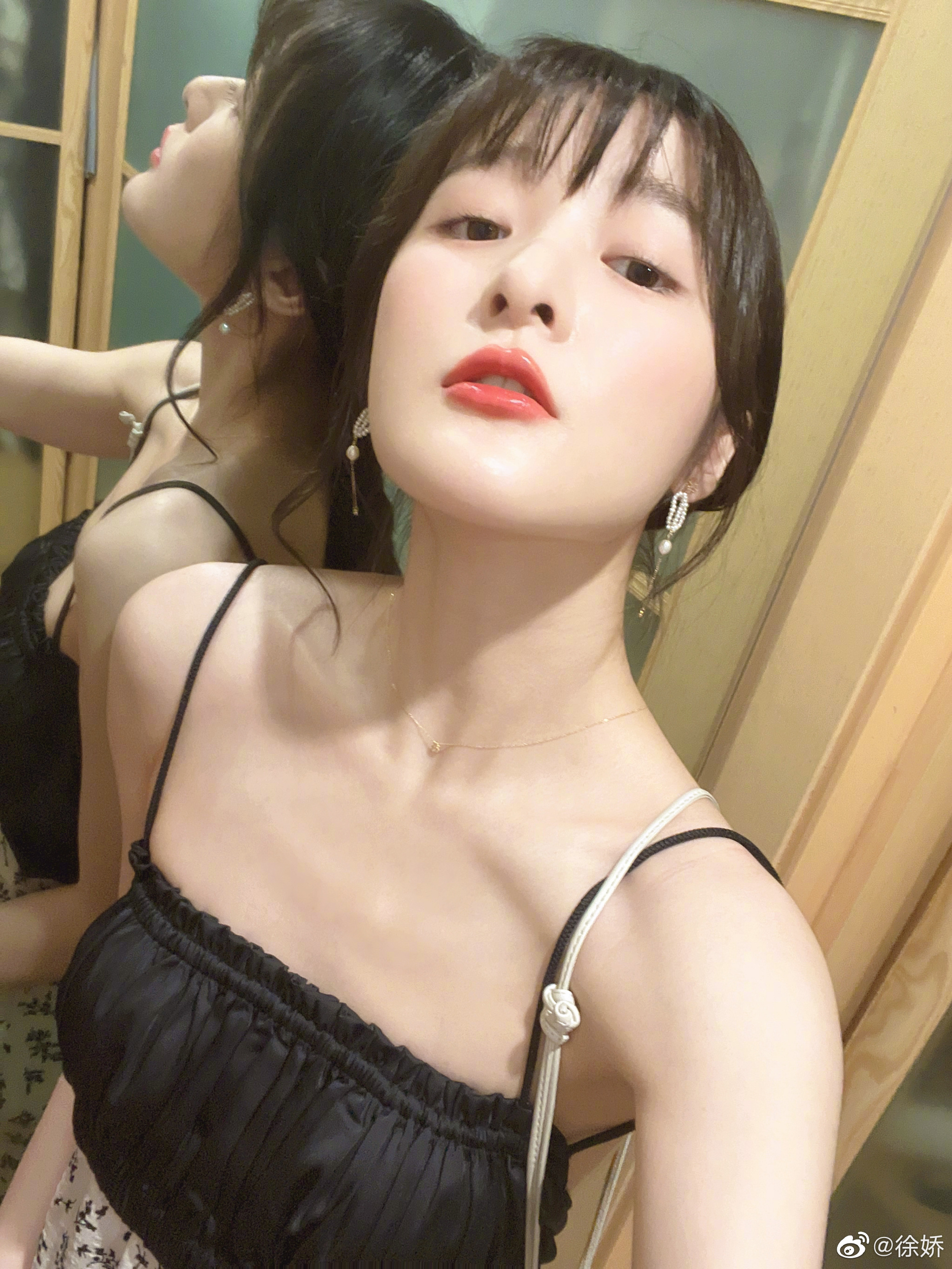 長得亭亭玉立的她,早前還曬出換上性感晚裝