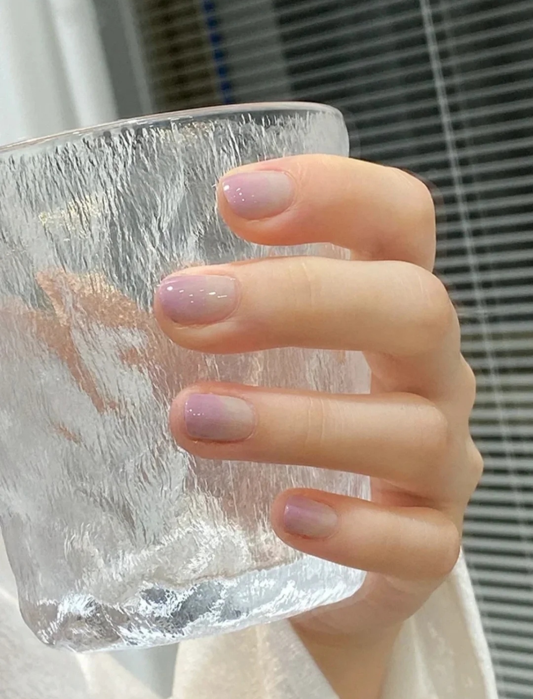 降溫之餘更顯膚色白皙。