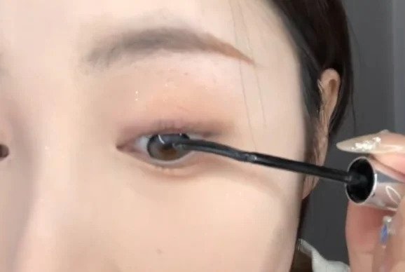 在睫毛根部刷上睫毛定型液。